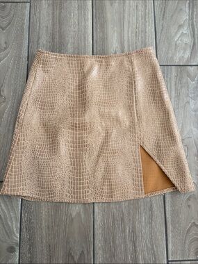 MOTEL Rocks Beige Faux Croc Mini Skirt with Front Slit Womens Small